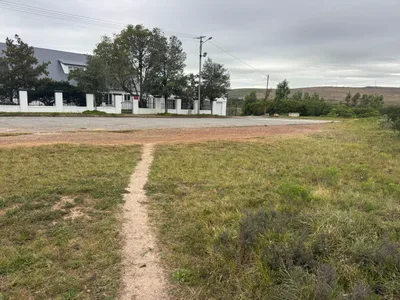 Schonland Avenue junction trail to tar